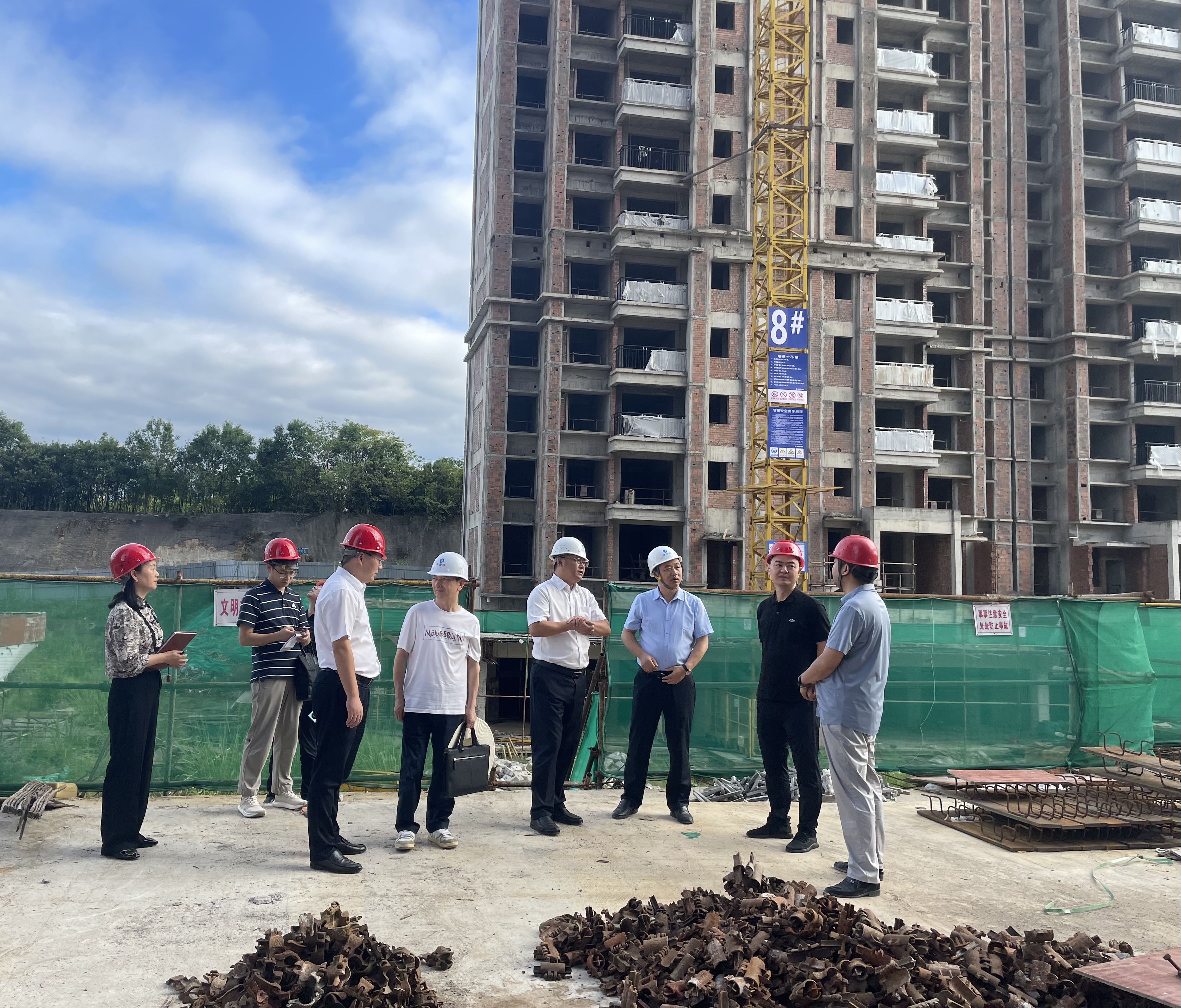 閬中市委副書記王宗坤調(diào)研閬中恒大·濱江左岸項目保交樓工作